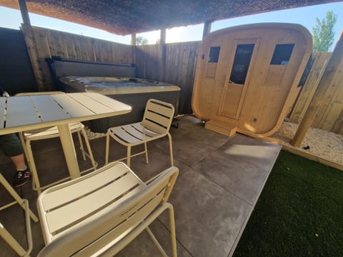 Patio, Spa and wellness centre/facilities