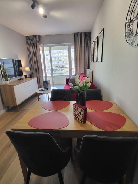 TV and multimedia, Seating area, Dining area