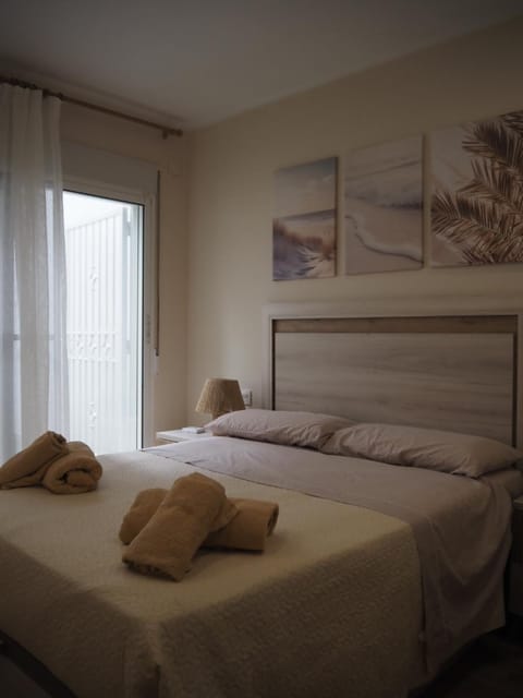 Bed, Bedroom, towels