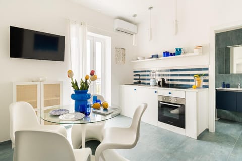 Kitchen or kitchenette, Living room, Dining area, oven, pet friendly, stove, air conditioner