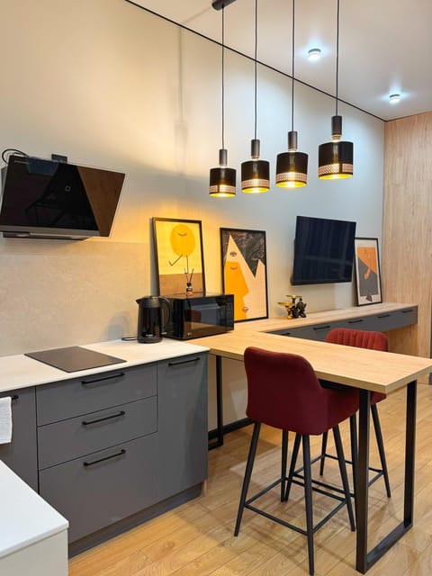 Kitchen or kitchenette, Dining area