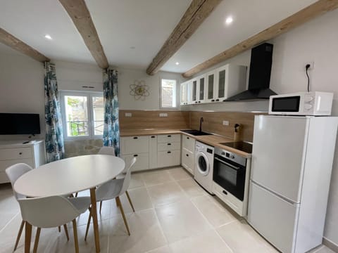 Kitchen or kitchenette, Dining area, oven, stove