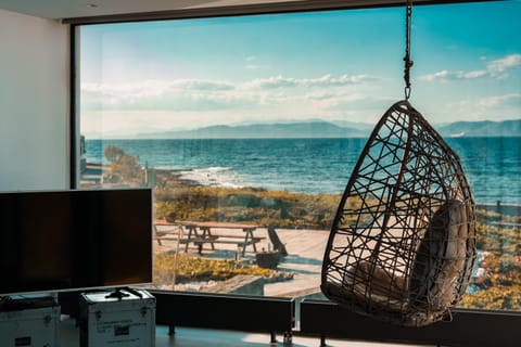 Day, Natural landscape, TV and multimedia, Beach, Bedroom, Mountain view, Sea view