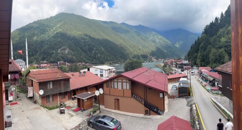 Day, Neighbourhood, Natural landscape, Lake view, Street view, Location