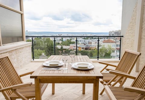 Natural landscape, View (from property/room), Balcony/Terrace, Seating area, Dining area