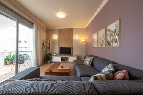 TV and multimedia, Living room, Seating area, Evening entertainment
