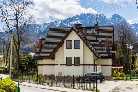 Property building, Neighbourhood, Mountain view