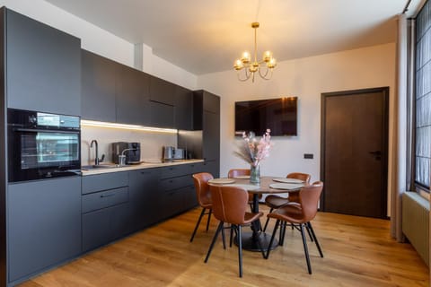 Kitchen or kitchenette, Dining area, oven, stove