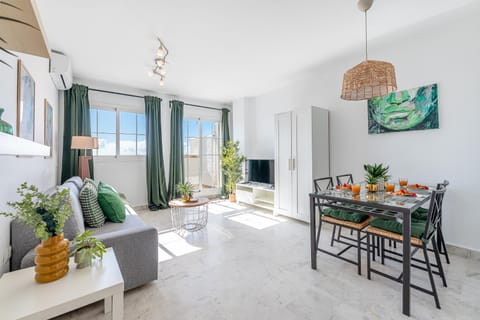 797 HOLIDAY RENTALS -Atico con solarium y vistas panoramicas Apartment in Benalmadena