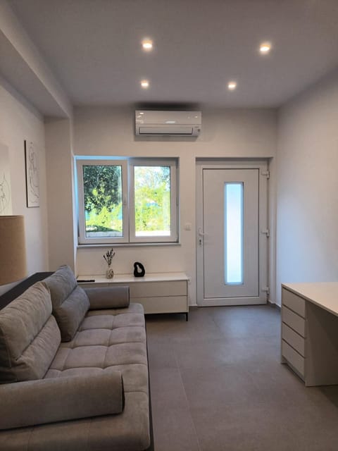 Beach studio KATE - Wake up to the sea, terrace, garden & parking, Murter - Dalmatia Apartment in Murter