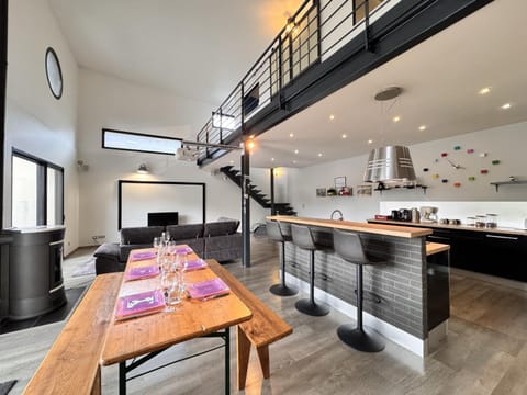 Kitchen or kitchenette, Living room, Seating area, Dining area