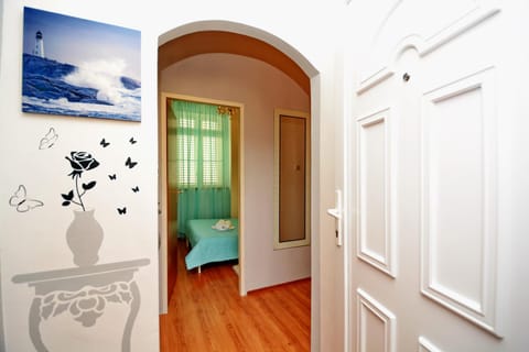 Decorative detail, Area and facilities