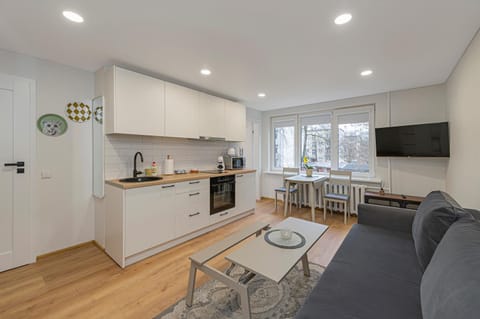 TV and multimedia, Coffee/tea facilities, Kitchen or kitchenette, Living room, Seating area, Dining area, oven, pet friendly, stove, toaster