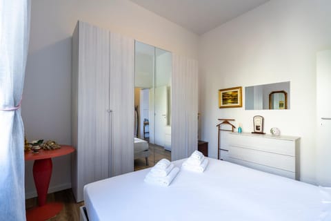 Bed, Kitchen or kitchenette, Photo of the whole room, Bedroom, hair dresser, wardrobe