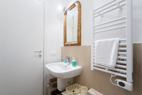 Toilet, Bathroom, towels