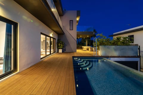 Luxury Villa Near Marbella with Heated Pool & Sauna, 5 Min Walk to Beach Villa in Sitio de Calahonda