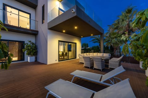 Luxury Villa Near Marbella with Heated Pool & Sauna, 5 Min Walk to Beach Villa in Sitio de Calahonda