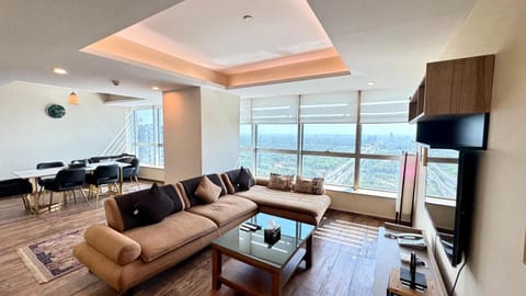 Communal lounge/ TV room, TV and multimedia, Living room, Seating area, Evening entertainment