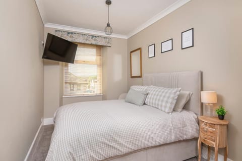 Bed, TV and multimedia, Photo of the whole room, Bedroom