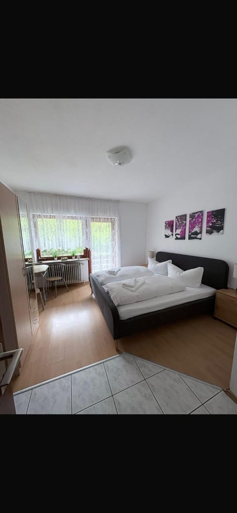 Bed, Photo of the whole room, Seating area