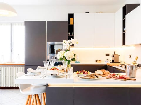 Kitchen or kitchenette, Food and drinks, Dining area, stove