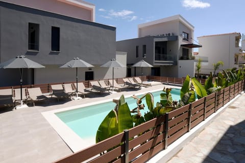 Property building, Day, Pool view, Swimming pool, Swimming pool