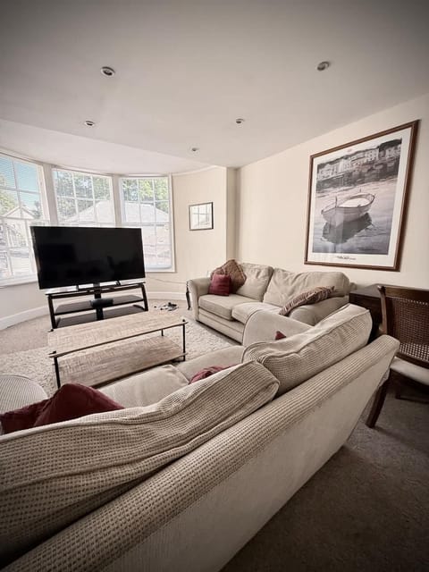 TV and multimedia, Living room, Seating area, Evening entertainment