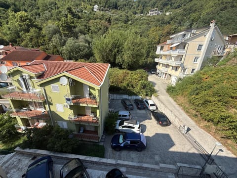 Property building, Day, Neighbourhood, Natural landscape, Bird's eye view, City view, Street view, Location, Parking