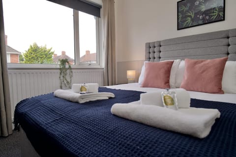 Beech Palace - Stylish 3Bed Home with Private Garden, Free Parking & Netflix House in Coventry