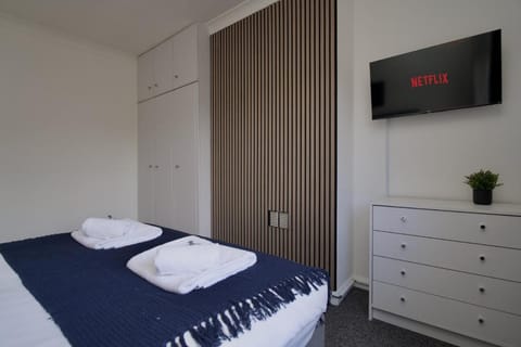 Beech Palace - Stylish 3Bed Home with Private Garden, Free Parking & Netflix House in Coventry