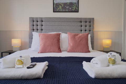 Beech Palace - Stylish 3Bed Home with Private Garden, Free Parking & Netflix House in Coventry