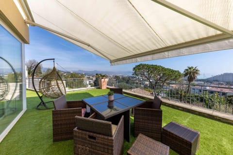 06 Bl - Superb contemporary villa with sea view Villa in Villeneuve-Loubet