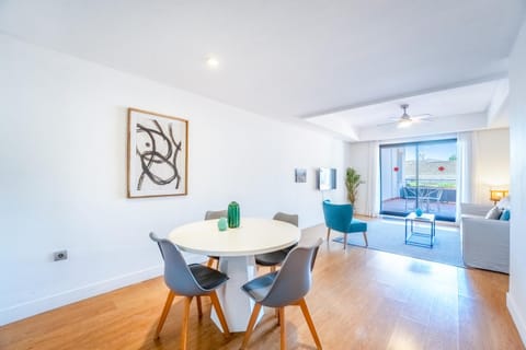 TV and multimedia, Living room, Seating area, Dining area, air conditioner