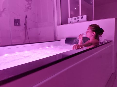 Hot Tub, Guests