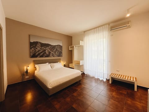 Bed, Photo of the whole room, Bedroom, air conditioner