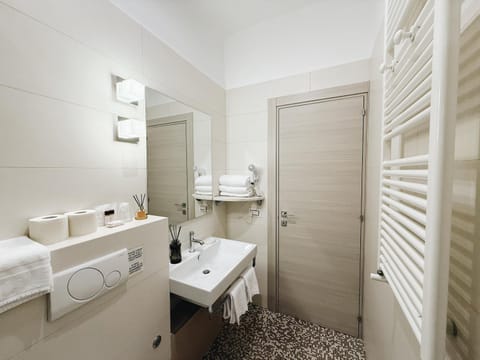 Shower, Toilet, Bathroom, towels