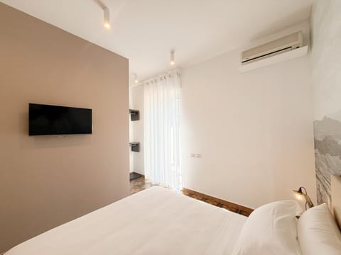 Bed, Photo of the whole room, Bedroom, air conditioner