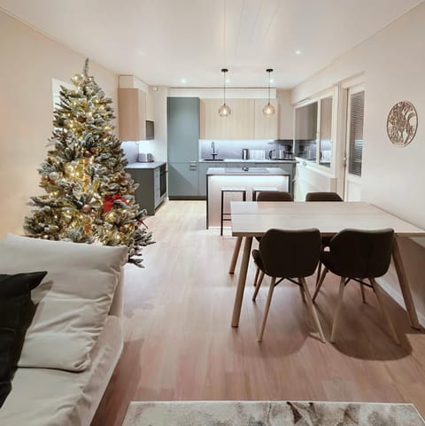 Kitchen or kitchenette, Seating area, Dining area