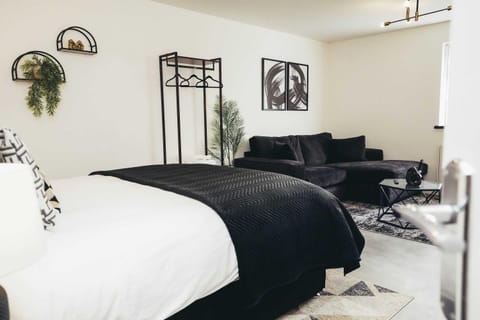 Hen & Chickens Luxury Apartments, Free Parking, By DerBnB Apartment in Derby