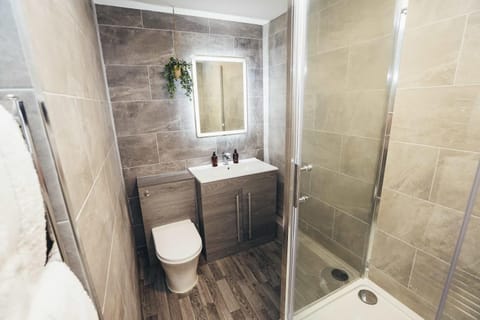 Hen & Chickens Luxury Apartments, Free Parking, By DerBnB Apartment in Derby