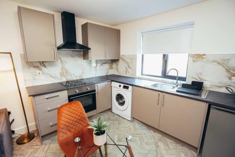 Hen & Chickens Luxury Apartments, Free Parking, By DerBnB Apartment in Derby