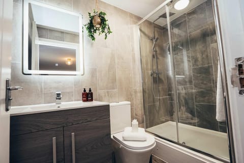 Hen & Chickens Luxury Apartments, Free Parking, By DerBnB Apartment in Derby