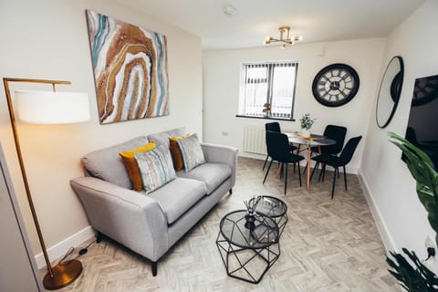 Hen & Chickens Luxury Apartments, Free Parking, By DerBnB Apartment in Derby