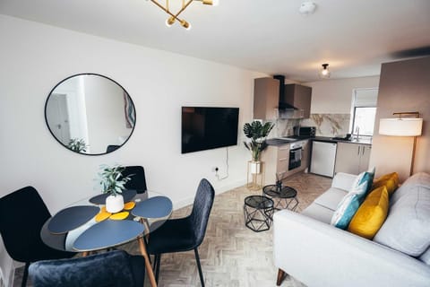 Hen & Chickens Luxury Apartments, Free Parking, By DerBnB Apartment in Derby