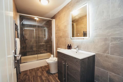 Hen & Chickens Luxury Apartments, Free Parking, By DerBnB Apartment in Derby