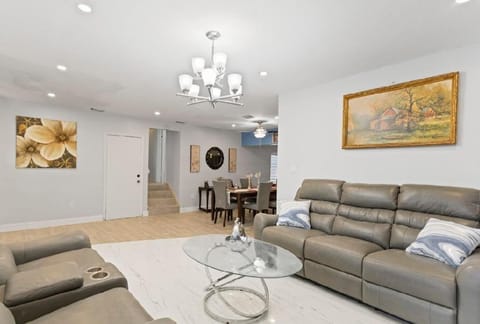Spacious Home With King Bed Near Stadium House in Miami Gardens