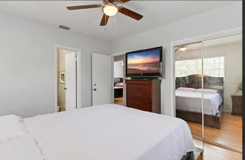 Spacious Home With King Bed Near Stadium House in Miami Gardens