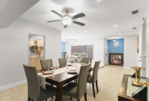 Spacious Home With King Bed Near Stadium House in Miami Gardens