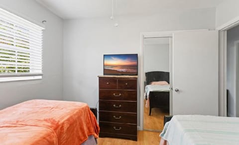 Spacious Home With King Bed Near Stadium House in Miami Gardens