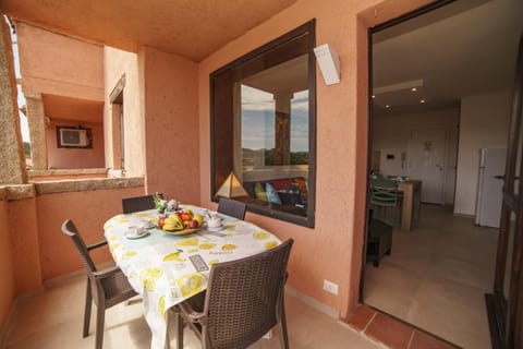 Property building, Balcony/Terrace, Balcony/Terrace, Kitchen or kitchenette, Living room, Food and drinks, Dining area, Food, Sunset